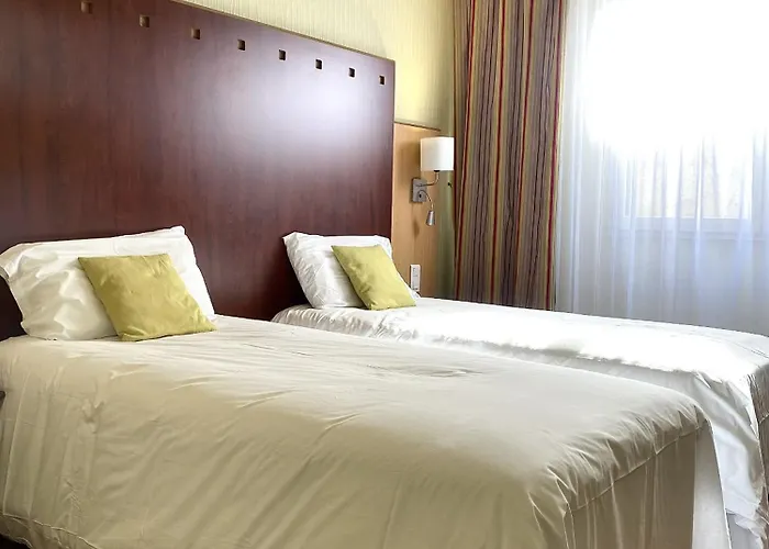 Logis & Restaurant Le Cheval Blanc Et Clovis 酒店