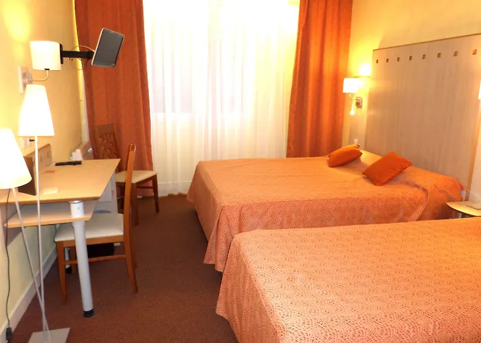 Logis & Restaurant Le Cheval Blanc Et Clovis 3* 武耶