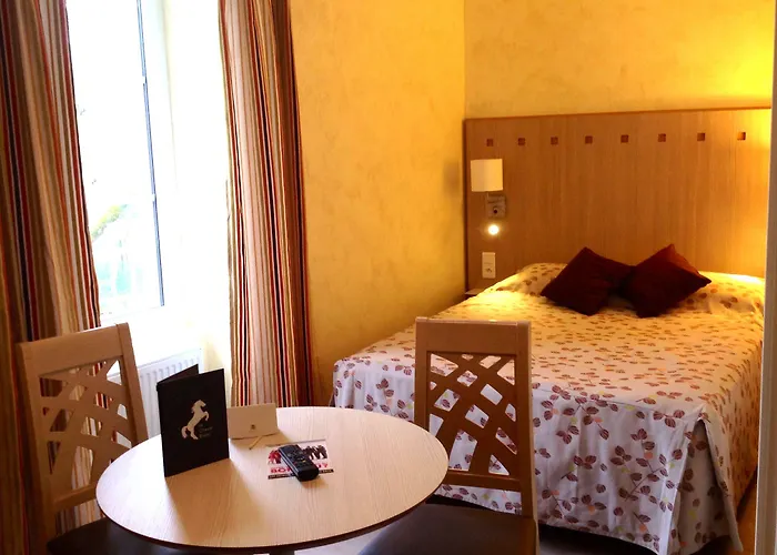 Logis & Restaurant Le Cheval Blanc Et Clovis 武耶