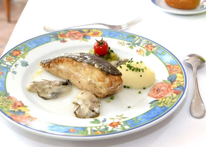 酒店 Logis & Restaurant Le Cheval Blanc Et Clovis 3*