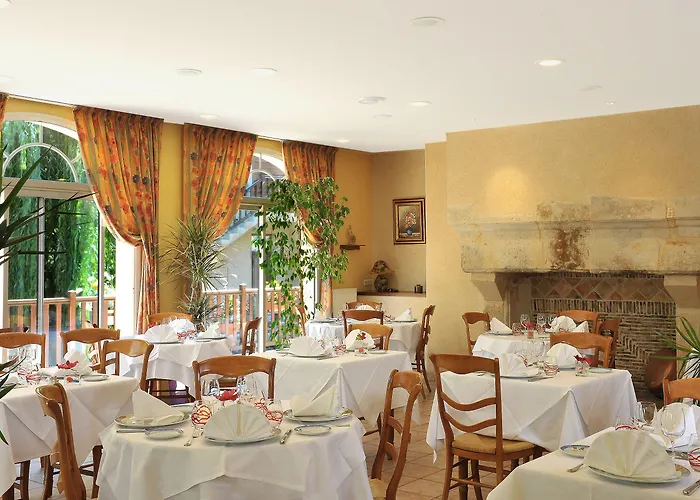 Logis & Restaurant Le Cheval Blanc Et Clovis 3*