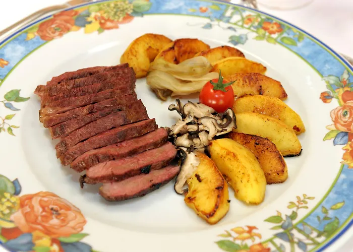 Logis & Restaurant Le Cheval Blanc Et Clovis 酒店 3*