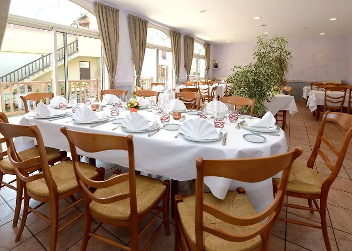 Logis & Restaurant Le Cheval Blanc Et Clovis 武耶