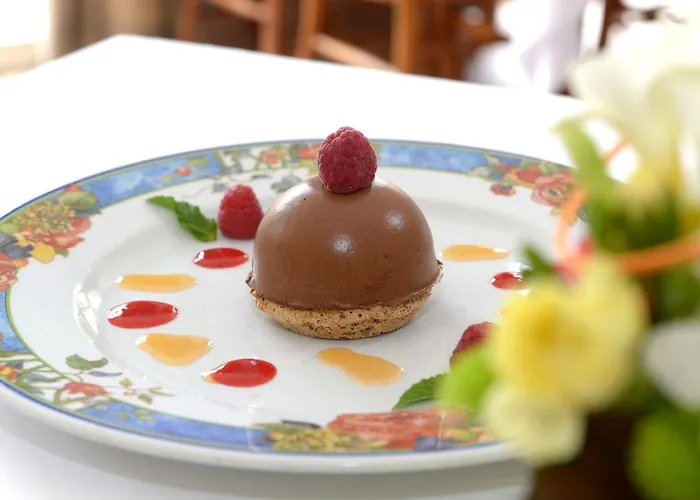 Logis & Restaurant Le Cheval Blanc Et Clovis 武耶