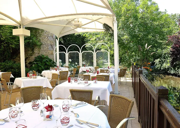 酒店 Logis & Restaurant Le Cheval Blanc Et Clovis 武耶