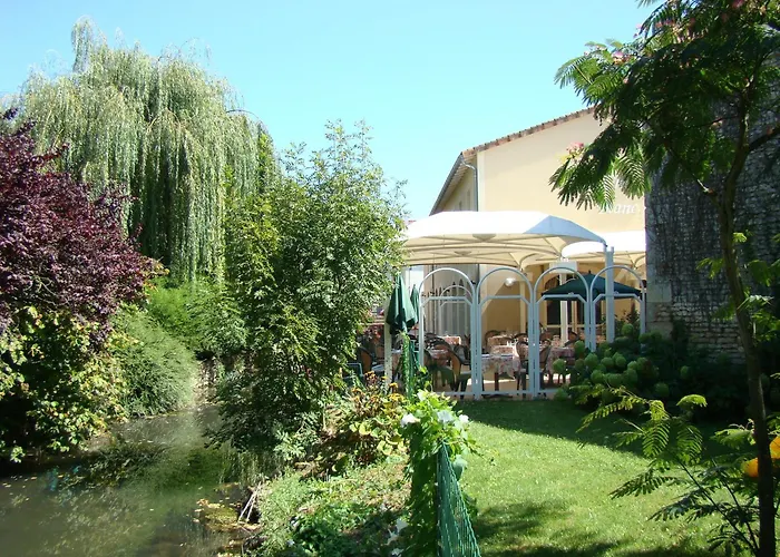 Logis & Restaurant Le Cheval Blanc Et Clovis 3*