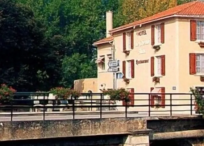 Logis & Restaurant Le Cheval Blanc Et Clovis 武耶