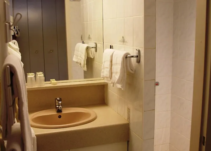 Logis & Restaurant Le Cheval Blanc Et Clovis 3* 武耶