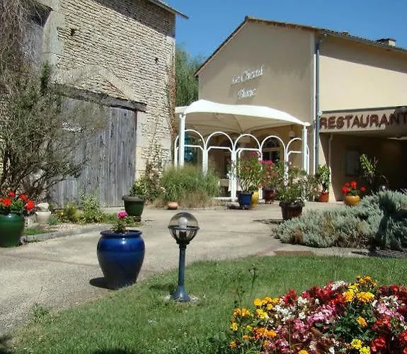 酒店 Logis & Restaurant Le Cheval Blanc Et Clovis 3*