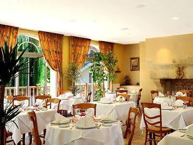 Logis & Restaurant Le Cheval Blanc Et Clovis 3*